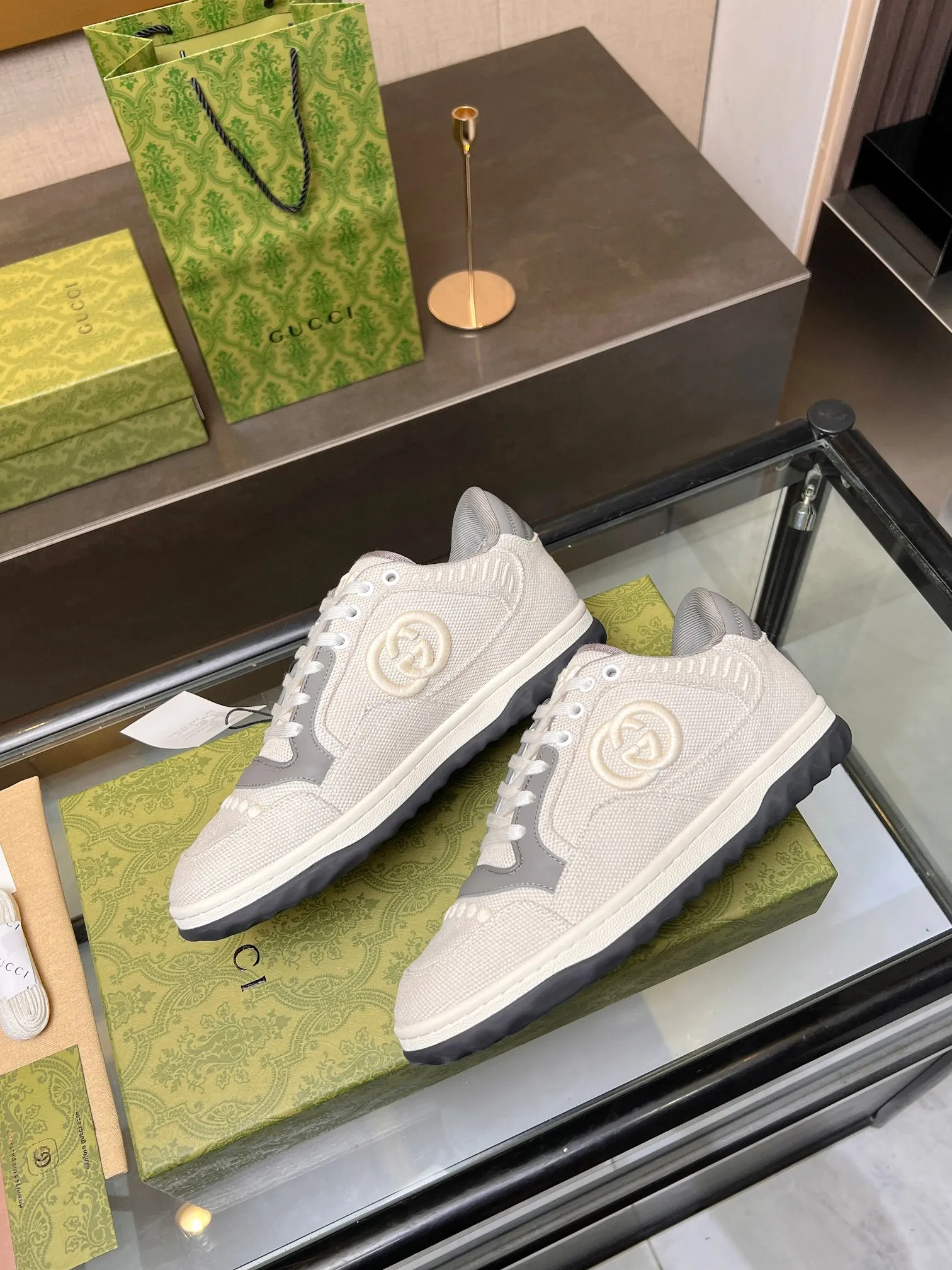 👟👟Ex-factory price 520👟👟 Top version, full styling effect, instant sales of the common practice of soft treading in the market, 💣💣💣Gucci2023 early spring Gucci G home latest hot style MAC80 sports shoes couple style casual retro distressed dirty shoes small dirty shoes small white shoes🌸🌸🌸 original purchase and development Production Gucci MAC80 new hot-selling series. The exquisite and compact interlocking double G logo romantically interprets the aesthetic concept of this series. Made of off-white leather, ▪️Material: original customized imported first-layer cowhide ▪️Inner lining: original customized imported breathable mesh ▪️Outsole: original molded two-color TPU outsole ▪️Sole thickness: 3CM ▪️Size: women's 35-40 / men's 39-45